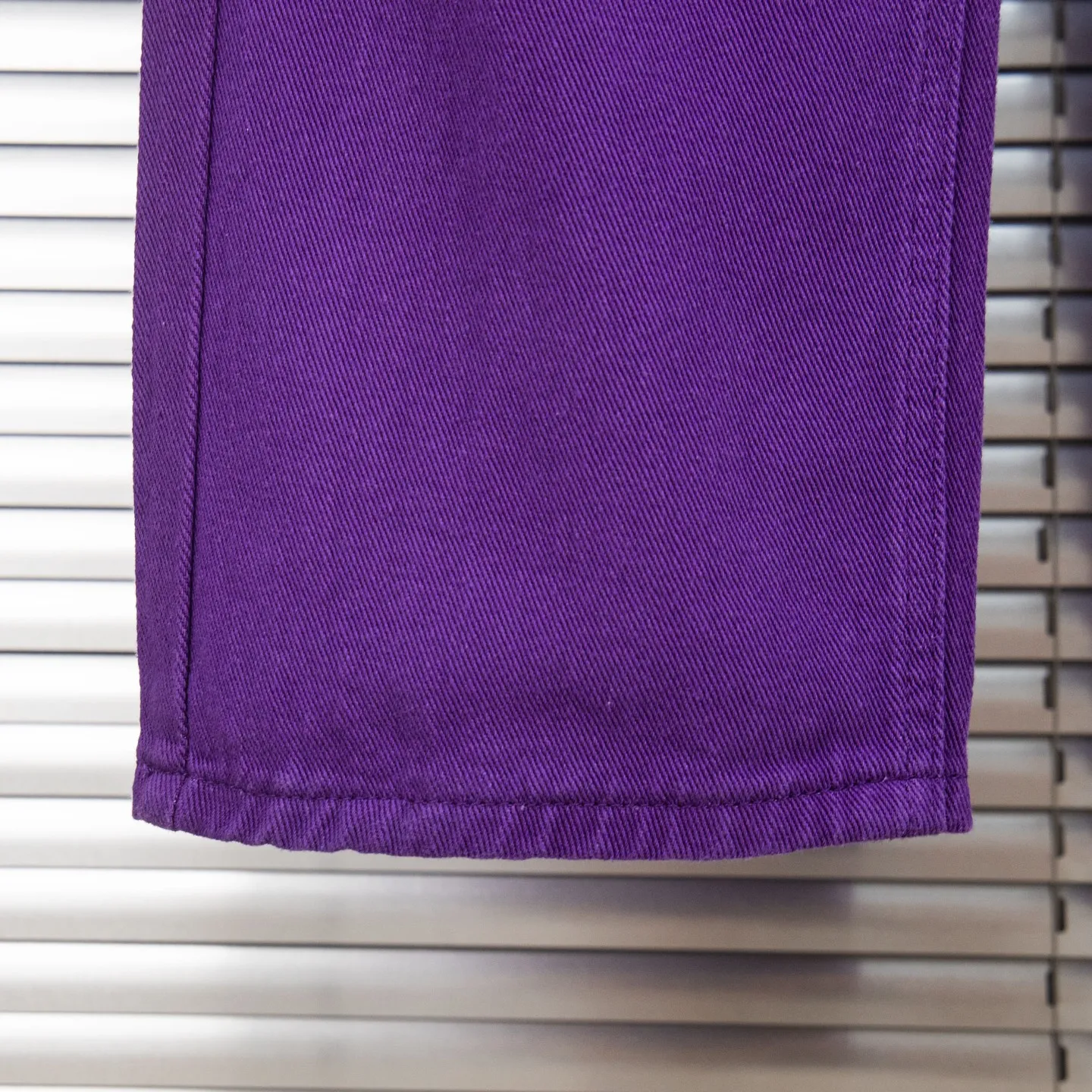 P240 Chrome Hearts Overseas limited edition violet patchwork leather cross hot girl couple jeans are a hot item this season and are sought after by countless celebrities and fashionistas. The neat details of the cutting process add color to the playful fashion! The neat and meticulous design, and the well-fitting structure is unique. The upper body not only has outstanding recognition, but also looks younger and younger. A style with the ultimate wearing meaning and performance, gorgeous color matching, and the craftsmanship of this style is also extremely extraordinary. After the finished product is washed, it is disassembled and hand-made with sheepskin cross leather and then spliced ​​together to complete. The whole piece has too many craftsmanship to describe. It is decorated with patchwork cross flowers and high-waisted washed jeans! ! Absolutely high-end luxury product, a god-level single product, a super popular product, made by top heavy industry, a magic weapon that cannot be missed to hit the streets. Style number: 1837 Size: 28 30 32 34 Color: purple